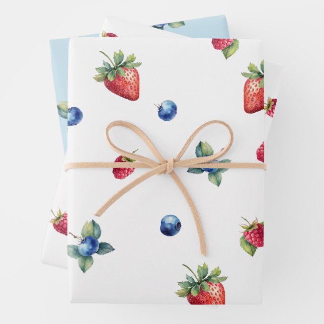 Feuille De Papier Cadeau Elégante aquarelle fraise framboise bleuet (En situation)