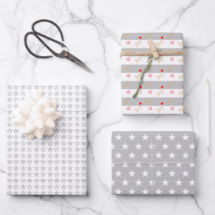 Feuille De Papier Cadeau Étoiles & Coeurs sur gris et blanc argenté