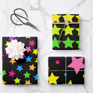 Feuille De Papier Cadeau Étoiles néon colorées sur fond noir