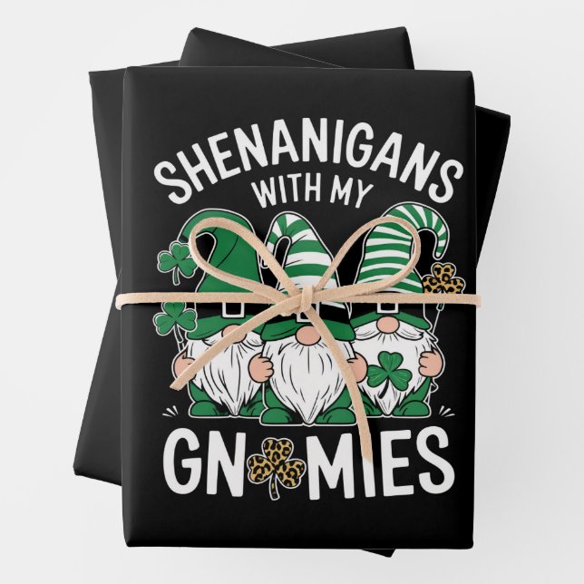 Feuille De Papier Cadeau Fête de la Saint-Patrick Gnomes Shamrock Chanceux  (En situation)