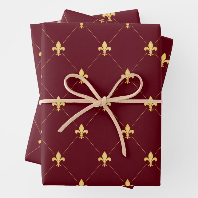 Feuille De Papier Cadeau Fleur de Lis Or sur Rouge Vin (En situation)