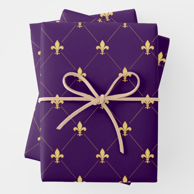 Feuille De Papier Cadeau Fleur-de-Lis Or sur violet foncé (En situation)