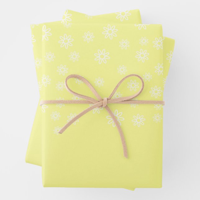 Feuille De Papier Cadeau Fleurs blanches sur Pastel Jaune (En situation)