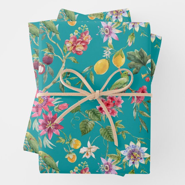Feuille De Papier Cadeau Fleurs tropicales, fruits et oiseaux Turquoises (En situation)