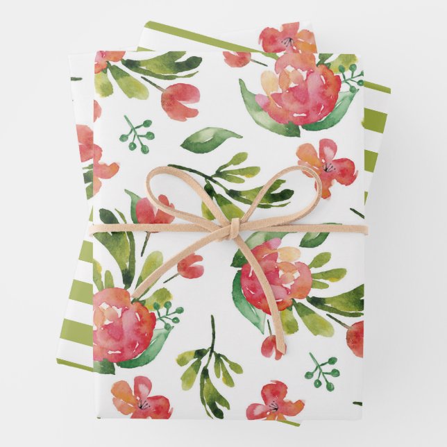 Feuille De Papier Cadeau Fleurs vertes rouges d'aquarelle. Modèle floral (En situation)