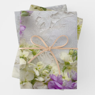 Feuille De Papier Cadeau Fleurs violettes et blanches sur dentelle