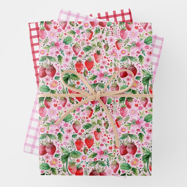 Feuille De Papier Cadeau Fraises d'aquarelle et En vichy rose et rouge (En situation)