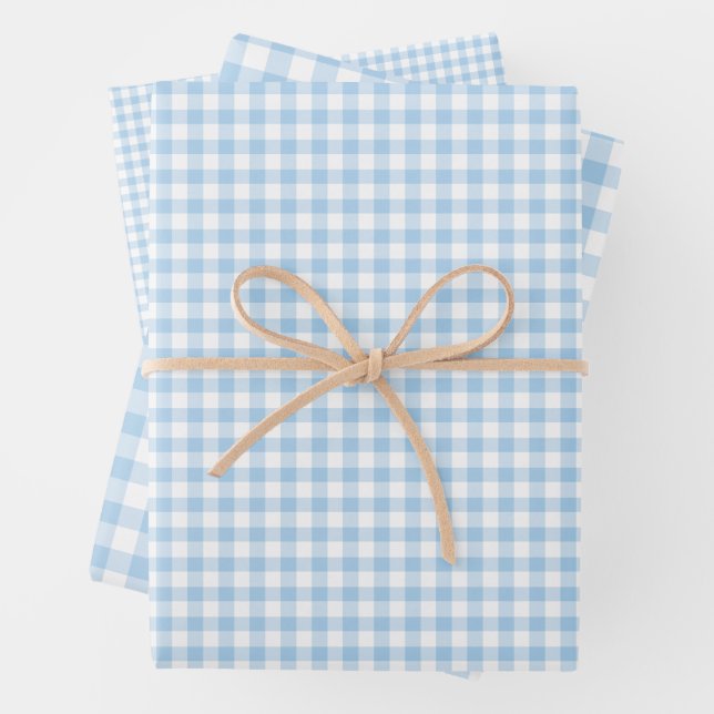 Feuille De Papier Cadeau Gingham Classique Bleu Bébé (En situation)
