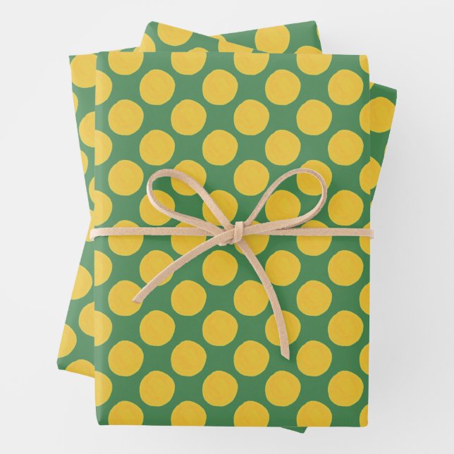 Feuille De Papier Cadeau Green and Cream Polka Dot Gift Wrap (En situation)