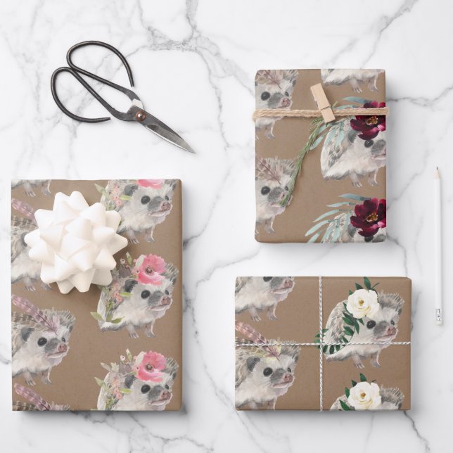 Feuille De Papier Cadeau Hérisson Bébé Russe Kraft habillé pour une fête (Recto)