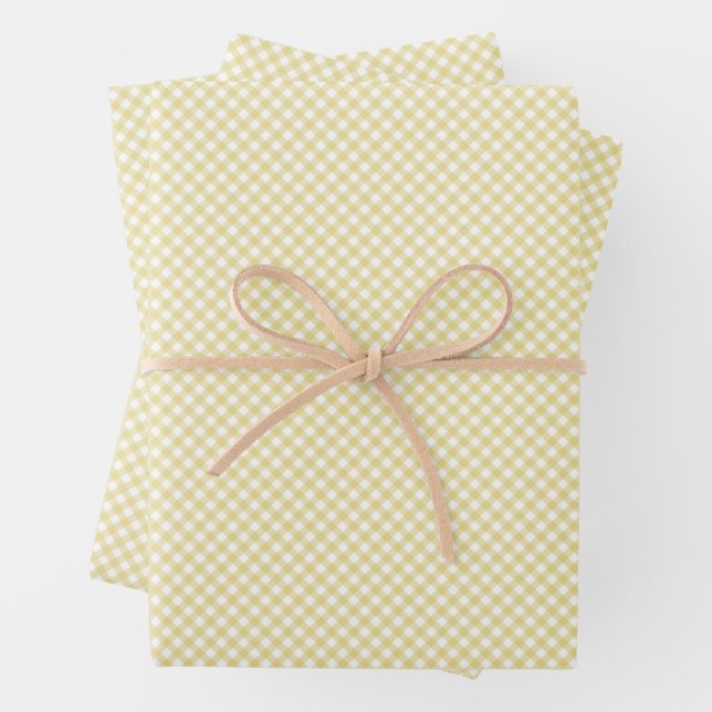 Feuille De Papier Cadeau Joli jaune en vichy simple classique chèques bébé (En situation)