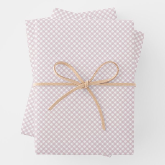 Feuille De Papier Cadeau Joli rose en vichy simple classique chèques bébé (En situation)