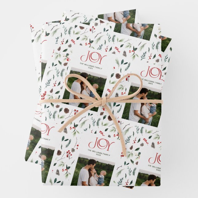 Feuille De Papier Cadeau Joy moderne Red Berry Botanical Photo de Noël (En situation)