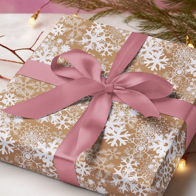 Feuille De Papier Cadeau Kraft Brown et blanc Snowflakes Élégant (White snowflakes against soft kraft brown -- could any gift wrap be more cozy?
)