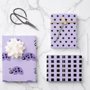 Feuille De Papier Cadeau Les Ladybugs, points et carrés violets et noirs