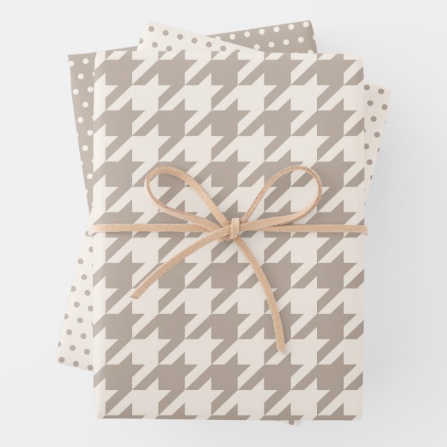 Feuille De Papier Cadeau Motif classique neutre ivoire Taupe Houndstooth (En situation)
