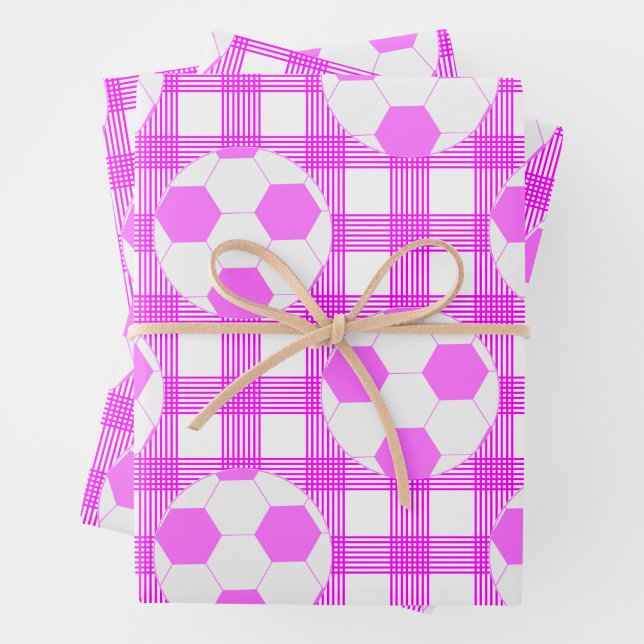 Feuille De Papier Cadeau Motif de balle de football en blanc et rose (En situation)