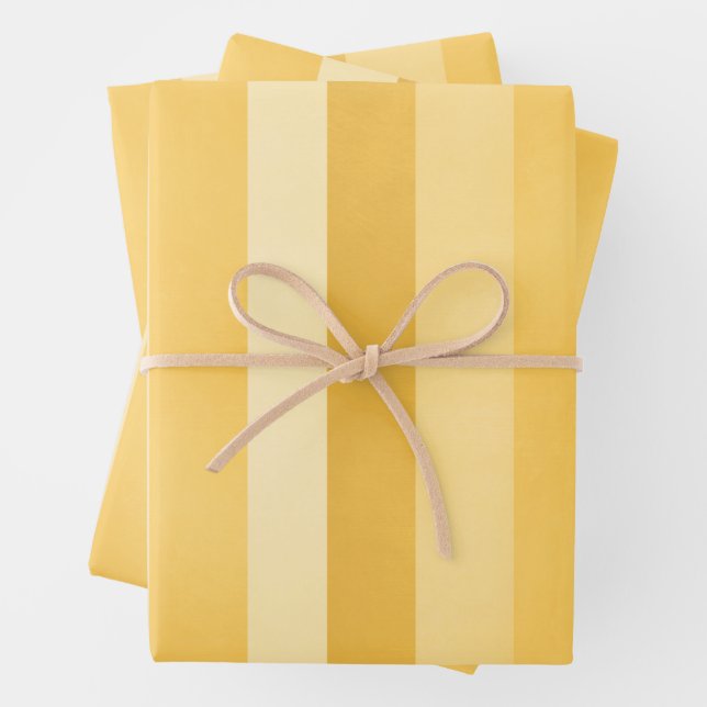 Feuille De Papier Cadeau Motif de bandes texturées jaunes (En situation)