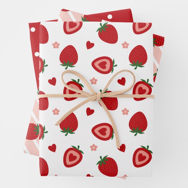 Feuille De Papier Cadeau Motif de fraises sucrées (En situation)