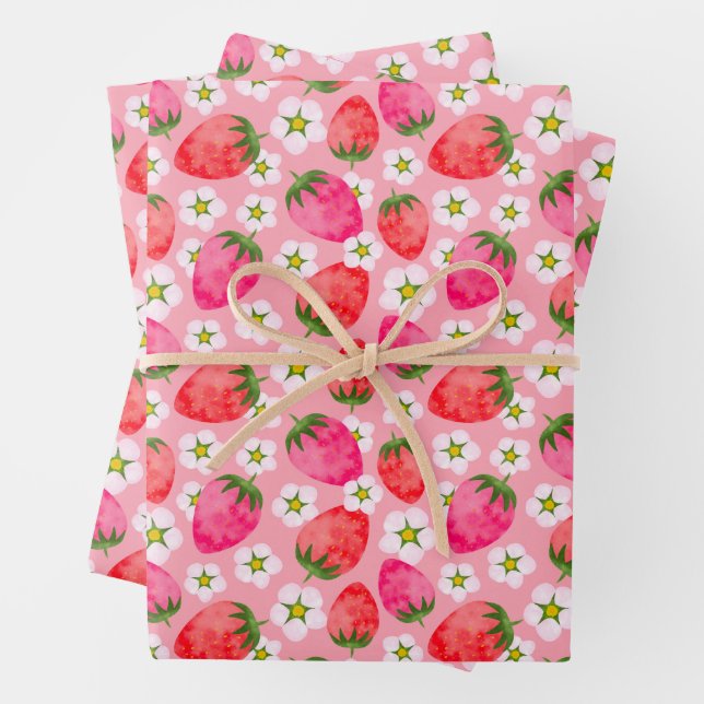 Feuille De Papier Cadeau Motif fraises et fleurs (En situation)