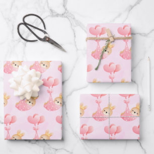 Feuille De Papier Cadeau Motif mignon avec lapin bébé dans une couverture d