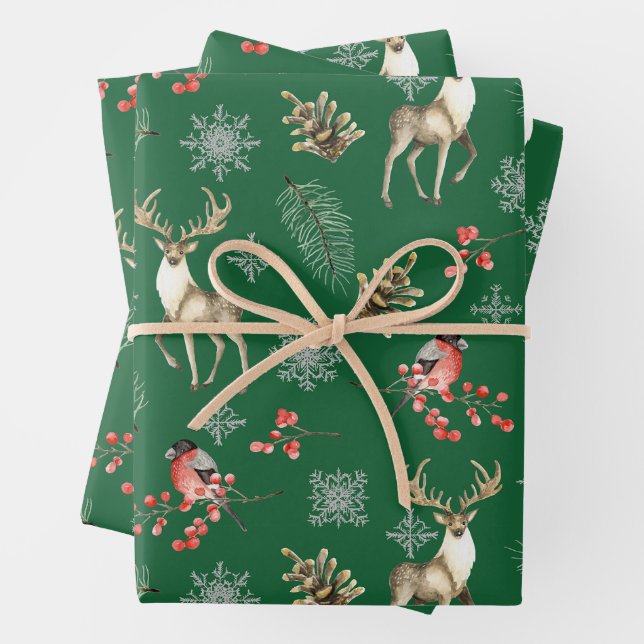 Feuille De Papier Cadeau Noël Rein Deer et Red Berries Nature Green (En situation)