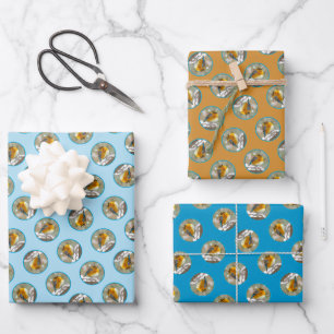 Feuille De Papier Cadeau Oiseau bleu de l'Est dans l'orage de neige Photo o