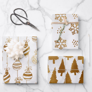 Feuille De Papier Cadeau Or sur les arbres de Noël blancs. Baubles, Flèche 