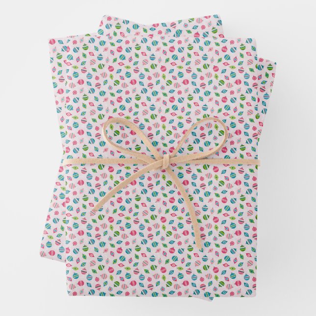 Feuille De Papier Cadeau Ornements de Noël sur rose rétro inspiré (En situation)