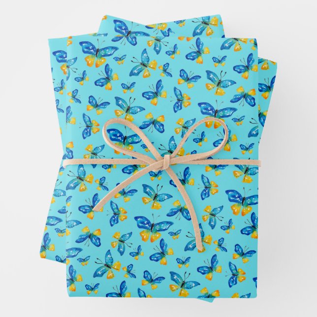 Feuille De Papier Cadeau Papillon bleu à la main papillon (En situation)