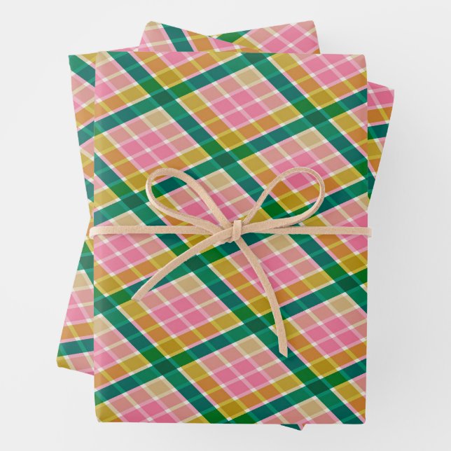 Feuille De Papier Cadeau Pink and Green Modern Plaid Christmas Pattern (En situation)