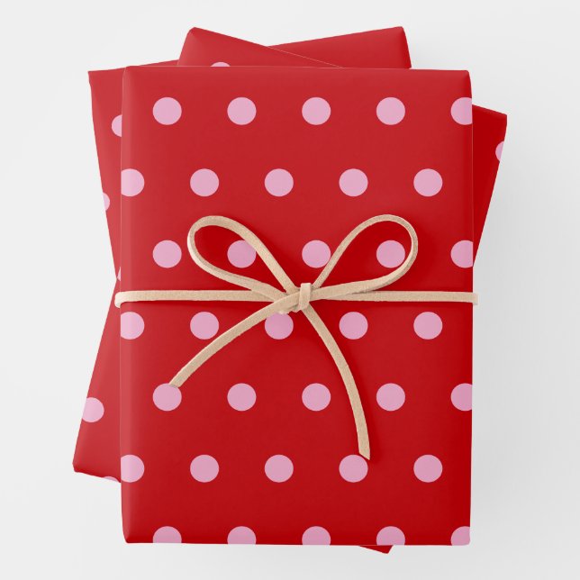 Feuille De Papier Cadeau Pink on Red Polka Dots  (En situation)