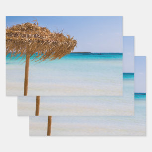 Feuille De Papier Cadeau Plage tropicale panoramique avec un parasol en pai
