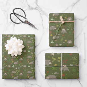 Feuille De Papier Cadeau Possum dans un champ de Berry en vert