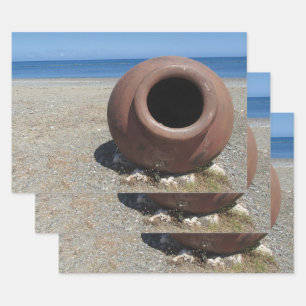 Feuille De Papier Cadeau Pot grec traditionnel en terre cuite sur la plage