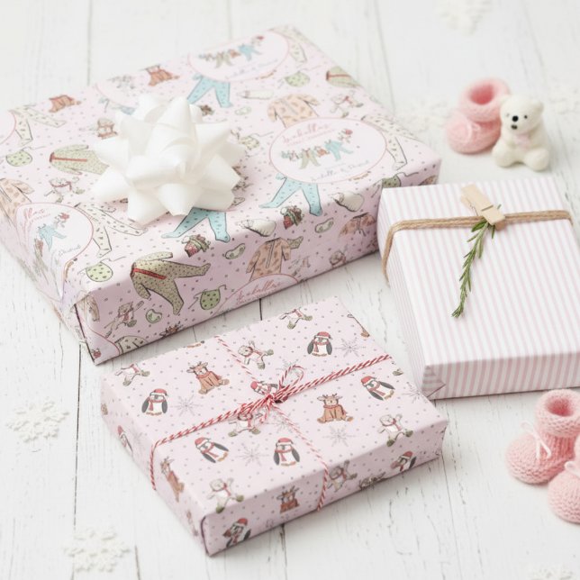 Feuille De Papier Cadeau Pyjamas d'hiver de Noël rose pâle (Baby Girl 1st Christmas Wrapping Paper Pastel Pink. Cute Winter Xmas PJ's, Stuffed Animals, Stripes)