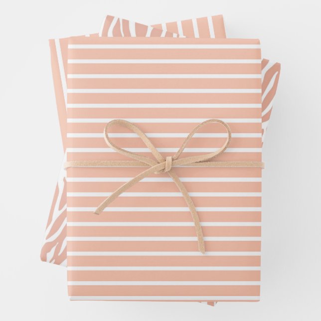 Feuille De Papier Cadeau Rayures roses et blanches (En situation)