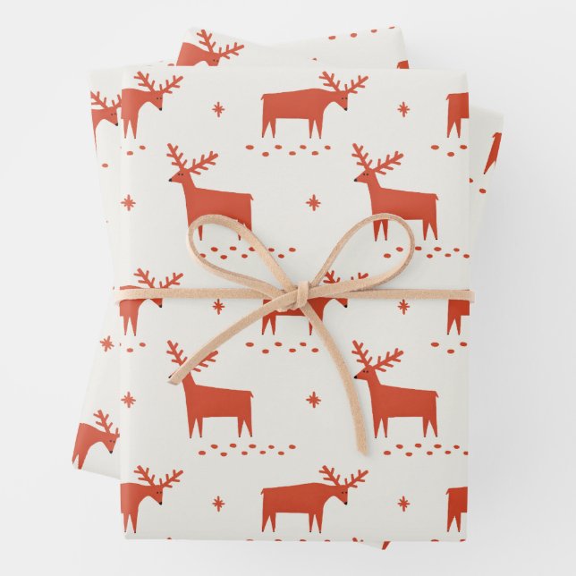 Feuille De Papier Cadeau Rennes de Noël. Motif d'animaux des bois rouges (En situation)