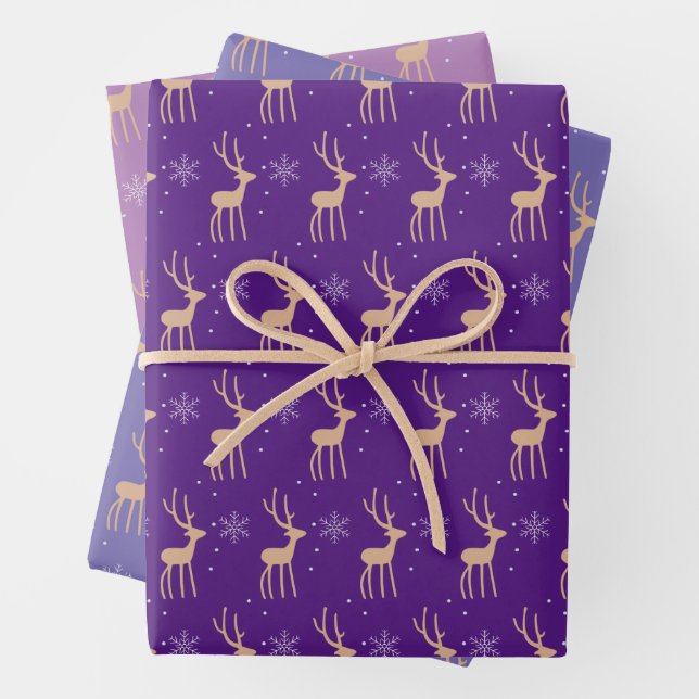 Feuille De Papier Cadeau Rennes de Noël pourpres modernes (En situation)