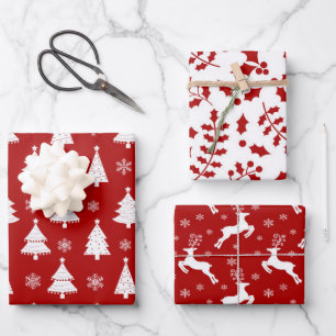 Feuille De Papier Cadeau Rennes rouges, sapins de Noël et motifs de houx
