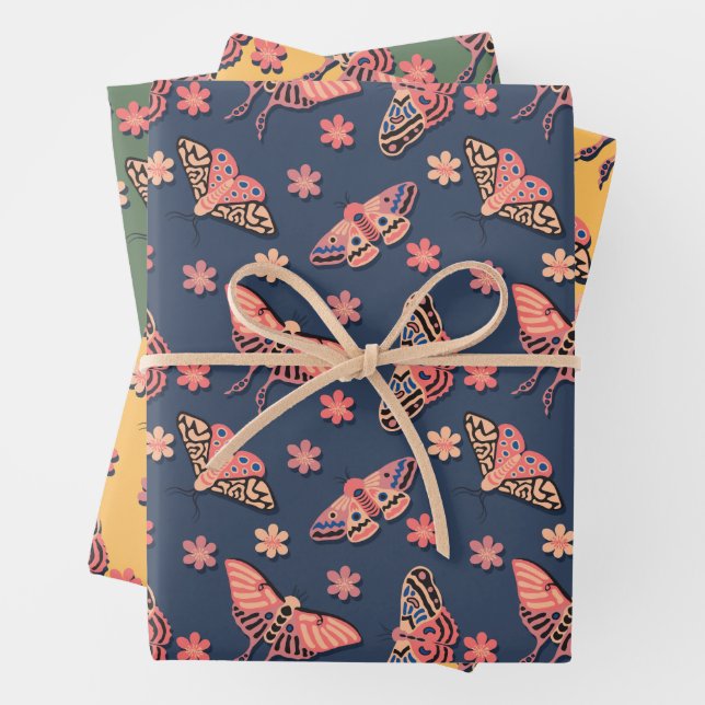 Feuille De Papier Cadeau Rose coloré, Peachy Moths & Fleurs Motif (En situation)
