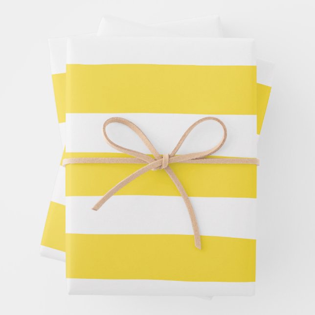 Feuille De Papier Cadeau Stripes inégales - Citron jaune et blanc (En situation)