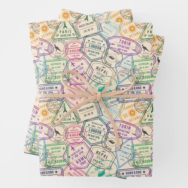 Feuille De Papier Cadeau Timbres de voyage fête d'anniversaire (En situation)