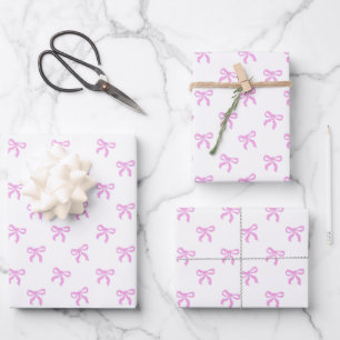 Feuille De Papier Cadeau Un petit bébé en jean bleu rose coquette noeud