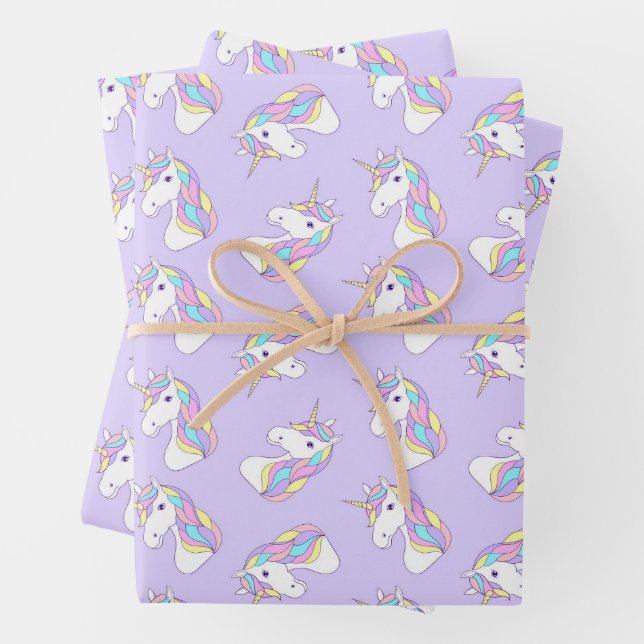 Feuille De Papier Cadeau Unicorne fête d'anniversaire violet (En situation)