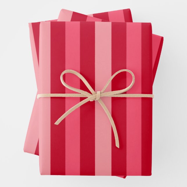 Feuille De Papier Cadeau Valentines rayures rouge et rose (En situation)