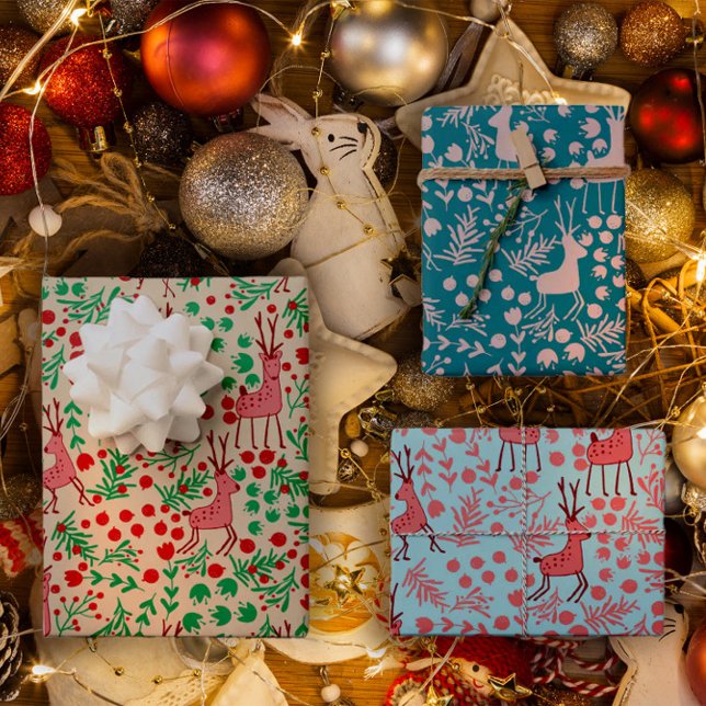 Feuille De Papier Cadeau Whimsical Pink Reindeer and Winter Foliage Pattern (Créateur téléchargé)