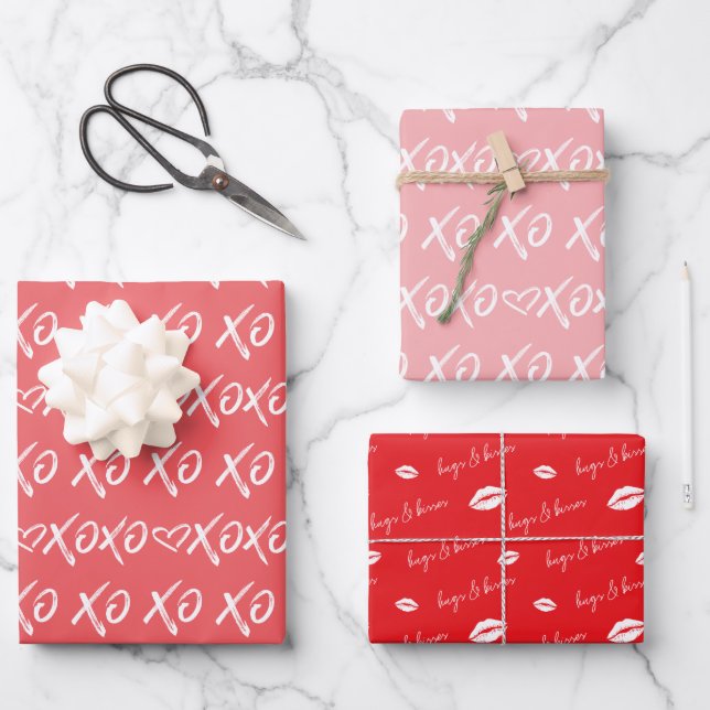 Feuille De Papier Cadeau XOXO Hugs & Bisses Brush Script Rouge & Rose (Recto)
