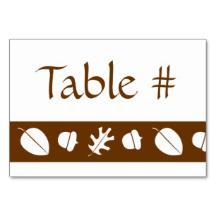 Feuilles d'automne dans la carte de table au choco