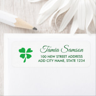 Feuilles de trèfle vert tirant sur le blanc